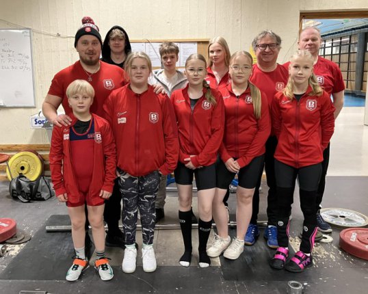 Rovaniemen Reippaan nostajat ja taustajoukot yhteiskuvassa Porin urheilutalolla. Rovaniemen Reippaan nostajat ja taustajoukot yhteiskuvassa Porin urheilutalolla.