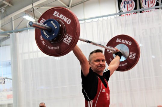 Samuli Pirkkiö tempaa SE:n 84 kiloa.