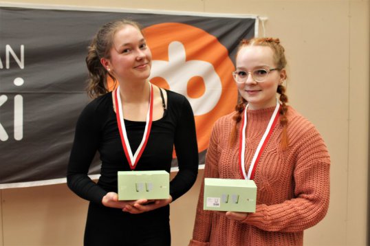 Sanni Takkunen ja Meri Mänty palkittiin naisten sarjan parhaina.