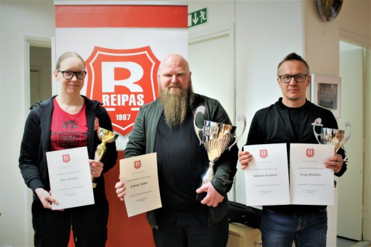 Sari Nisula, Juhani Mäki ja Samuli Pirkkiö palkittiin Rovaniemen Reippaan vuosikokouksessa.
