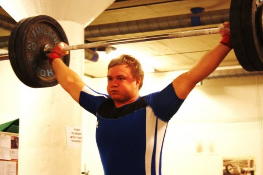 Juho Vesterinen tempaisi ennätyksensä 115 kiloa.